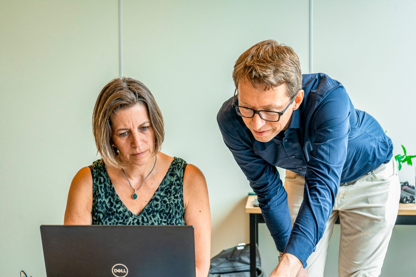 Daniel Schwenger optimiert mit einer Teilnehmerin das LinkedIn-Profil